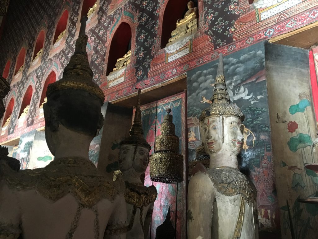 พระพรหม ด้านหลังฝั่งขวาของพระประธาน