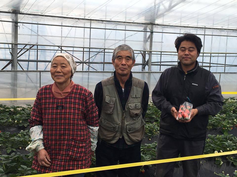 คุณลุงอิโต โตชิมิ และครอบครัว เจ้าของไร่ "อุเนะเมะ
