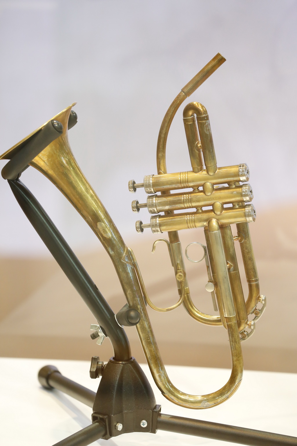 Jazzophone Trumpet หจก.รีแพร์โมดิฟายด์ฯ ผลิตทรัมเป็ตชิ้นพิเศษให้ ทรงได้โดยไม่ต้องยกพระกรขึ้น ขณะที่ประทับรพ.ศิริราช
