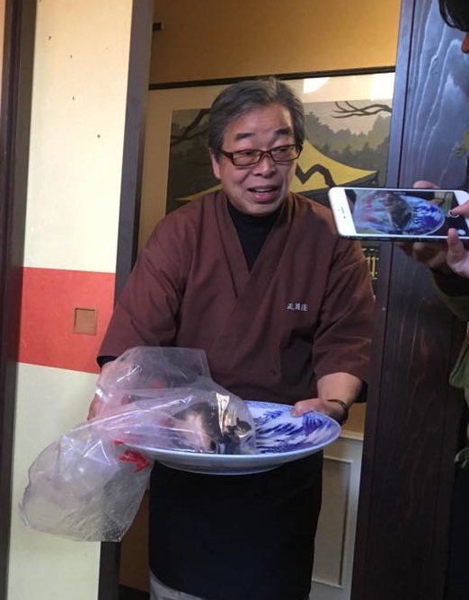เจ้าของร้านโชว์ปลาคาร์พก่อนถูกนำไปปรุงอาหาร