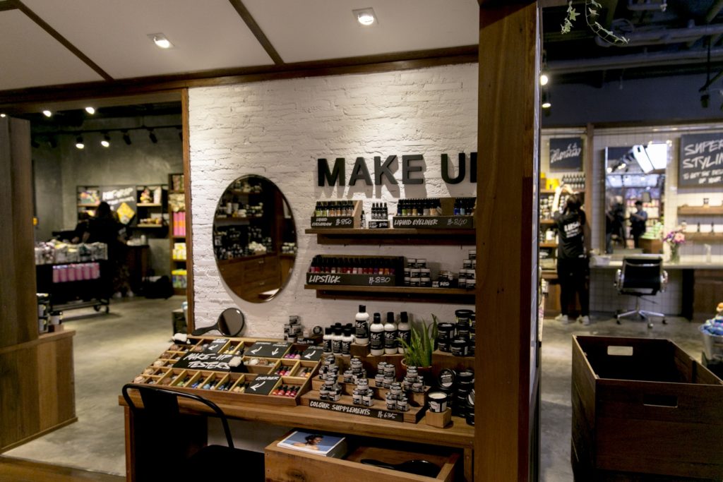 19.Make Up area