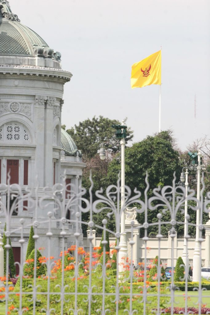 ในเวลา 08.00 น. ของวันที่ 2 ธันวาคม พ.ศ.2559 ที่เสาธงประจำพระที่นั่งอัมพรสถานพระราชวังดุสิต ได้มีการเชิญธงมหาราชใหญ่ขึ้นสู่ยอดเสาเป็นเครื่องหมายแห่งการขึ้นทรงราชย์ของสมเด็จพระเจ้าอยู่หัวมหาวชิราลงกรณ บดินทรเทพยวรางกูร 