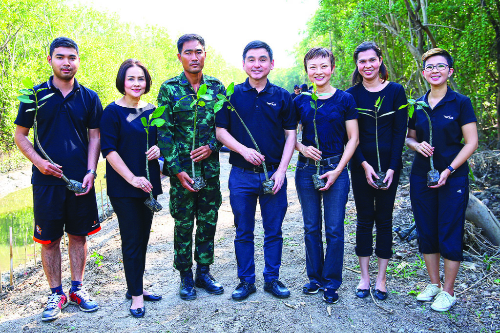 รวมพลังทำความดี - สมชัย เลิศสุทธิวงศ์ ปธ.จนท.บห.เอไอเอส พร้อมคณะผู้บริหารและพนักงาน จิตอาสา ร่วมกิจกรรม “รวมพลังแห่งความภักดี” ด้วยการปลูกป่า จำนวน 890 ต้นเพื่อถวายเป็นพระราชกุศล และน้อมสำนึกในพระมหากรุณาธิคุณของพระบาทสมเด็จพระปรมินทรมหาภูมิพลอดุลยเดช ณ ศูนย์ศึกษาธรรมชาติกองทัพบก เฉลิมพระเกียรติ 72 พรรษา มหาราชินี (บางปู) จ.สมุทรปราการ เมื่อเร็วๆ นี้