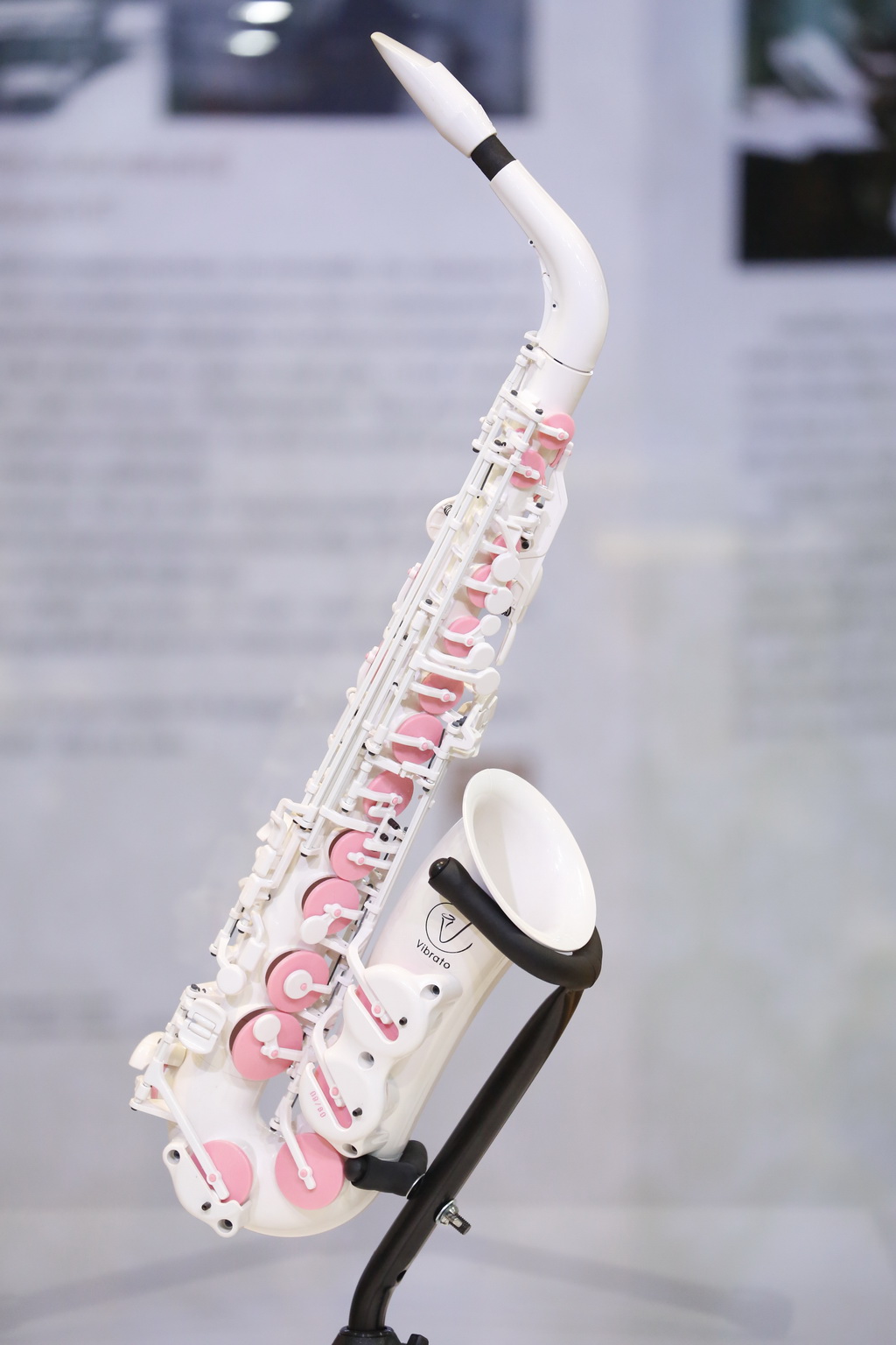 Vibratosax Limited edition #009 บริษัท ไวเบรโตฯผลิตแซกโซโฟนพลาสติกน้ำหนักเบา เพื่อทรงดนตรีในช่วงประทับรพ.ศิริราช 1