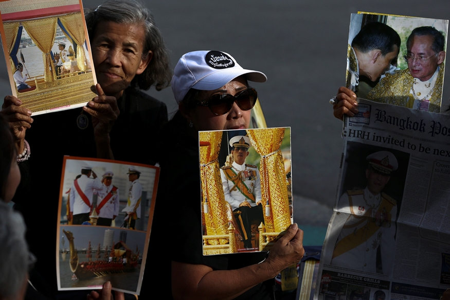 People holds up pictures of Thailand's Crown Prince Maha Vajiralongkorn and late King Bhumibol Adulyadej at the Grand Palace in Bangkok, Thailand, December 1, 2016. REUTERS/Athit Perawongmetha