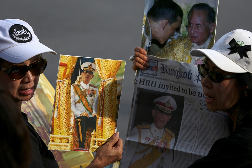 People holds up pictures of Thailand's Crown Prince Maha Vajiralongkorn and late King Bhumibol Adulyadej at the Grand Palace in Bangkok, Thailand, December 1, 2016. REUTERS/Athit Perawongmetha