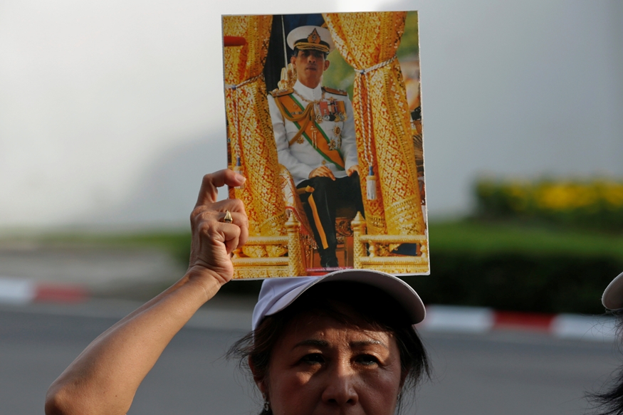 A woman holds up a picture of Thailand's Crown Prince Maha Vajiralongkorn before he arrives at the Grand Palace in Bangkok, Thailand, December 1, 2016. REUTERS/Chaiwat Subprasom