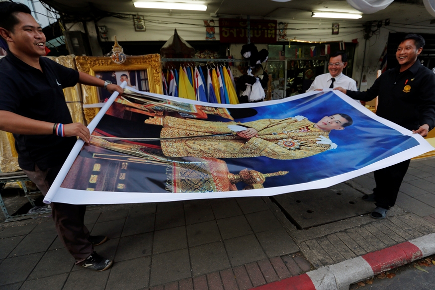 Officials buy a picture of Crown Prince Maha Vajiralongkorn for their office, at a royal memorabilia shop in Bangkok, Thailand, December 1, 2016. REUTERS/Chaiwat Subprasom
