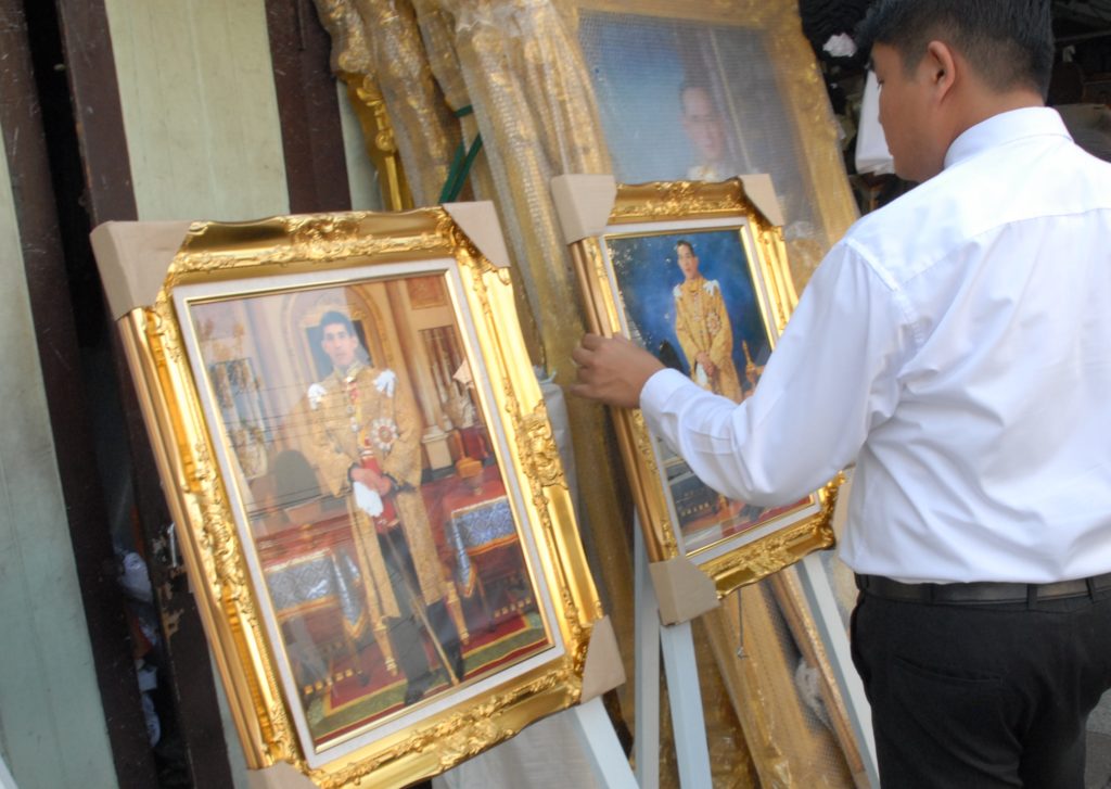 ประชาชนแห่ซื้อภาพพระบรมฯ