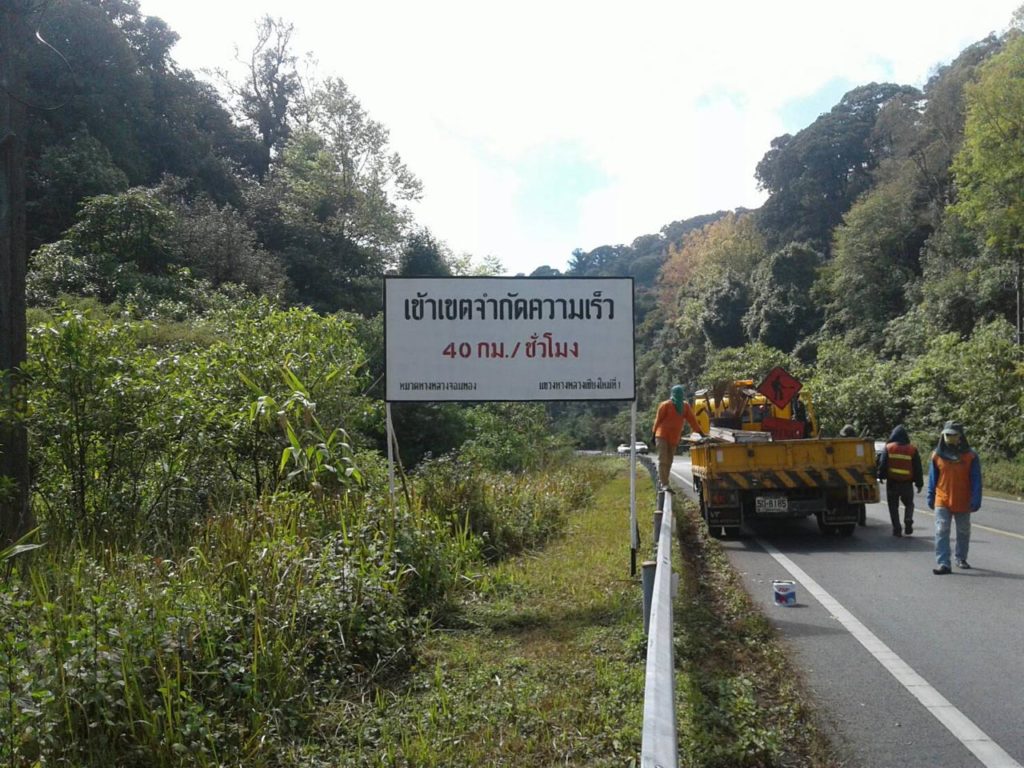 เจ้าหน้าที่เร่งติดตั้งป้ายเตือนบนเส้นทางต่างๆ ในจังหวัดเชียงใหม่