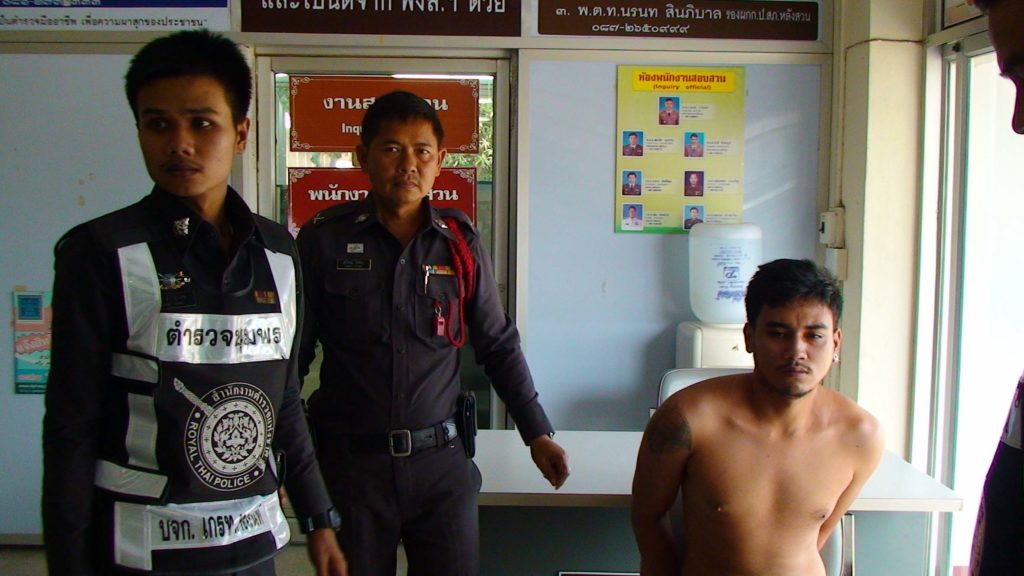 เจ้าหน้าที่ตำรวจบุกรวบตัวนายศิริศักดิ์ เกิดเนตร