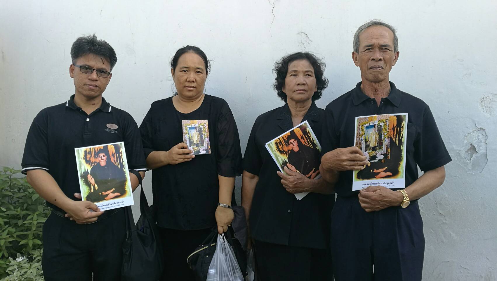 นายบุญเลิศ อ่ำทับ (ขวาสุด) พร้อมครอบครัว