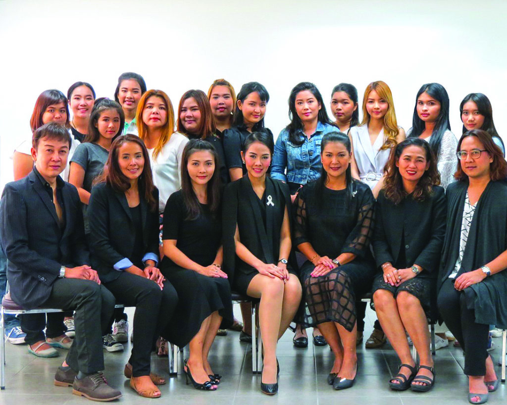 ร่วมสานต่อโครงการ - สุวภา ศิริวรรณ หัวหน้าอบรมด้านการแต่งหน้า บมจ.โอซีซี พร้อมทีมผู้เชี่ยวชาญร่วมอบรมหลักสูตรการแต่งหน้าขั้นพื้นฐานเพื่อเป็นทางเลือกในการนำไปประกอบอาชีพ โดยกิจกรรมดังกล่าวเป็นการสานต่อโครงการย่อย “ต้นกล้าแห่งความงาม ต้นทางแห่งอาชีพ” จัดขึ้น ณ มูลนิธิศุภนิมิตแห่งประเทศไทย เมื่อเร็วๆ นี้