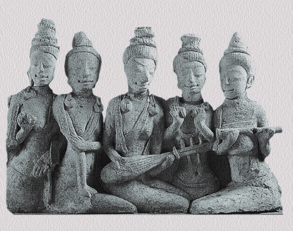 ผู้หญิง 5 คน ขับลำและบรรเลงเพลงด้วยเครื่องดนตรีต่างๆ ราว พ.ศ. 1400 เป็นต้นแบบเสภาดนตรีกับเสภามโหรีในกฎมณเฑียรบาลยุคอยุธยา ท่านั่งพับเพียบ เก็บหัวเข่าชิดกัน เป็นลักษณะเฉพาะของผู้ดีราชสำนักสุวรรณภูมิในอุษาคเนย์ (รูปปูนปั้นประดับฐานสถูปยุคทวารวดี ที่เมืองคูบัว อ. เมือง จ. ราชบุรี