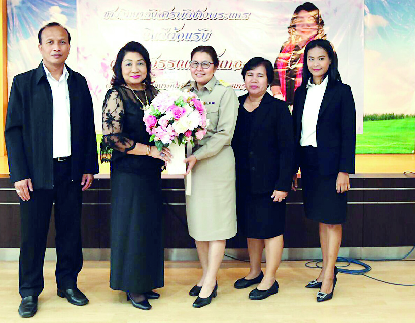 ร่วมยินดี - สุภัทรา ชัยเทวารัณย์ ผอ.กองเผยแพร่และประชาสัมพันธ์ กรมโยธาธิการ และผังเมือง ร่วมแสดงความยินดีกับ ผอ.สุวรรณา ลิ้นทอง เนื่องในโอกาสที่เข้ารับตำแหน่งผู้อำนวยการวิทยาลัย สารพัดช่างพระนคร ณ วิทยาลัยสารพัดช่างพระนคร แขวงบ้านบาตร เขตรป้อมปราบศัตรูพ่าย กทม.