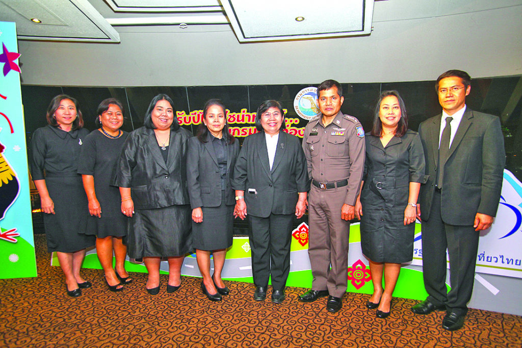 สังสรรค์ - กรมการท่องเที่ยว กระทรวงการท่องเที่ยวและกีฬา จัดกิจกรรมสื่อมวลชนสัมพันธ์ “รับปีไก่ที่ไชน่าทาวน์...กับกรมการท่องเที่ยว” เพื่อเป็นการพบปะสังสรรค์และแลกเปลี่ยนความคิดเห็น โดยมีวรรณสิริ โมรากุล และอนันต์ วงศ์เบญจรัตน์ ร่วมทำหน้าที่เจ้าภาพ ณ ห้องสกายวิว ชั้น 25 โรงแรมแกรนด์ไชน่า ย่านเยาวราช เมื่อเร็วๆ นี้