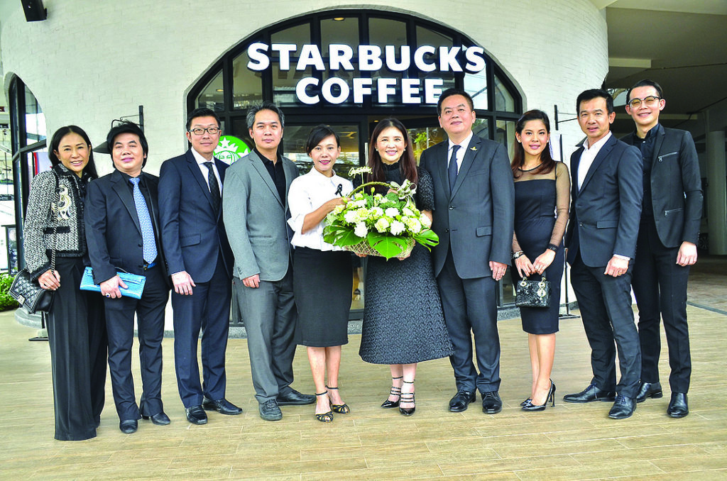 ร่วมยินดี - ปริญดา วงศ์วิทวัส แสดงความยินดีกับสมจิตต์ วุฒิพุธนันท์ และธนาศักดิ์ กุลรัตนรักษ์ ผู้บริหาร บริษัท สตาร์บัคส์ คอฟฟี่ (ประเทศไทย) จำกัด ในโอกาสเปิดร้านสตาร์บัคส์ ไดรฟ์ทรู โดยมีปัญชลี วรรณอนันต์พร และอธิคม นลินตระกูล ร่วมยินดี ณ ศูนย์บริการโตโยต้า แอท ยูไนเต็ด สาขาบางนา กม.6 เมื่อเร็วๆ นี้