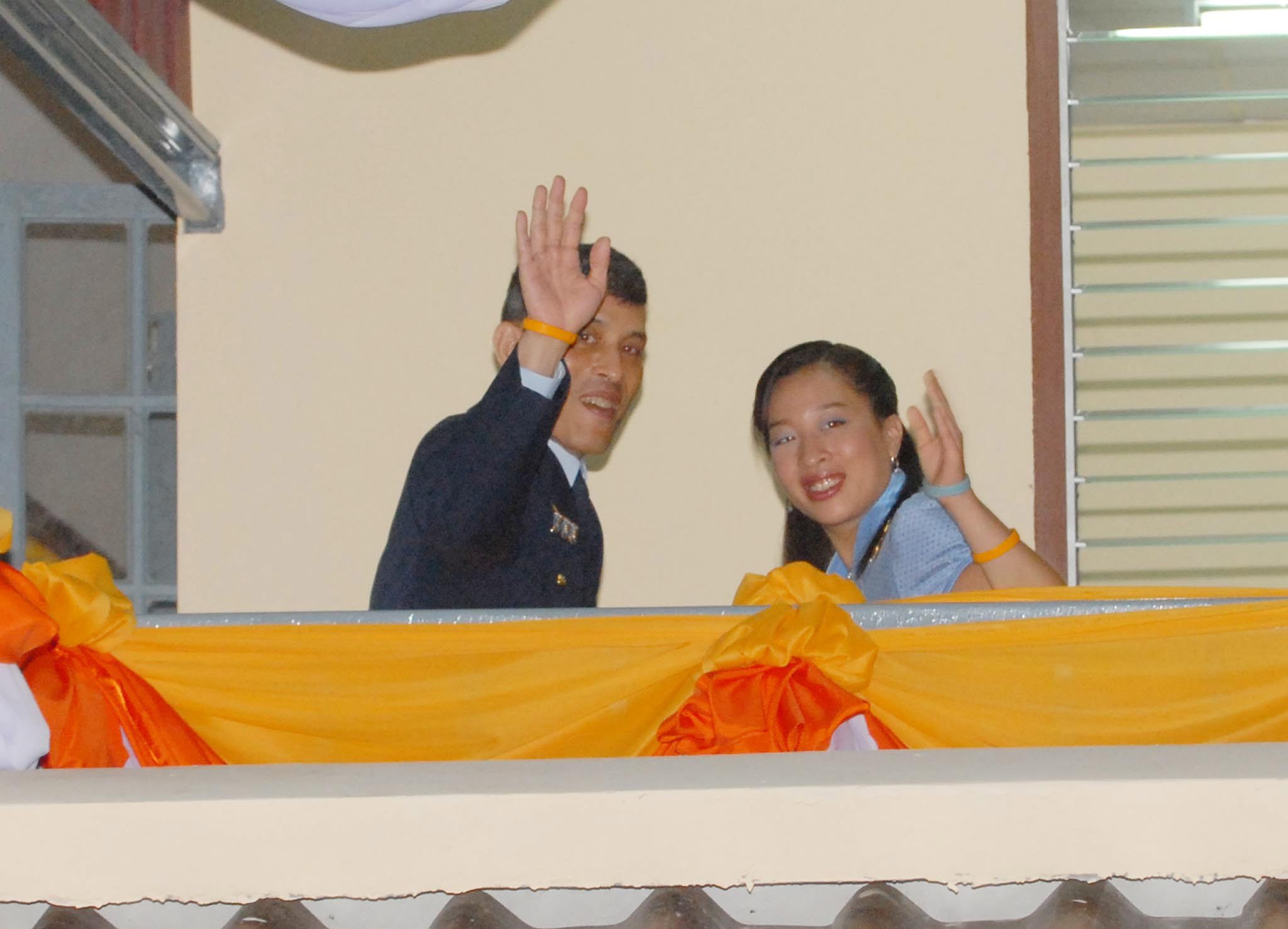 สมเด็จพระบรมโอรสาธิราชฯ สยามมกุฎราชกุมาร เสด็จพระราชดำเนินแทนพระองค์ พร้อมด้วยพระเจ้าวรวงศ์เธอ พระองค์เจ้าศรีรัศมิ์ พระวรชายา และพระเจ้าหลานเธอ พระองค์เจ้าพัชรกิติยาภา พระราชทานบ้านพักให้กับราษฎรที่ประสบอุทกภัย และพระราชทานเรือท้องแบนให้กับหน่วยงานราชการ ณ ตำบลละแอ อ.ยะหา จ.ยะลา
