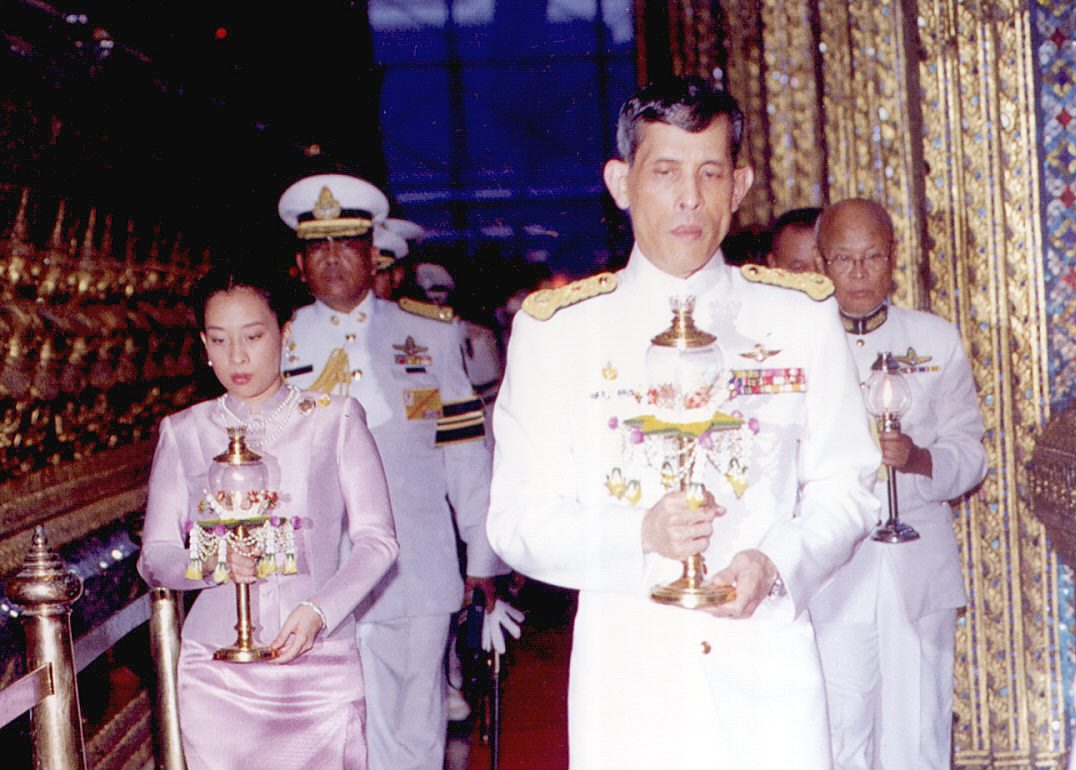 สมเด็จพระบรมโอรสาธิราชฯ สยามมกุฎราชกุมาร เสด็จฯแทนพระองค์ในการพระราชพิธีทรงบำเพ็ญพระราชกุศลวิสาขบูชา ทรงประทักษิณพระอุโบสถวัดพระศรีรัตนศาสดาราม ในพระบรมมหาราชวัง เมื่อวันที่ 31 พฤษภาคม