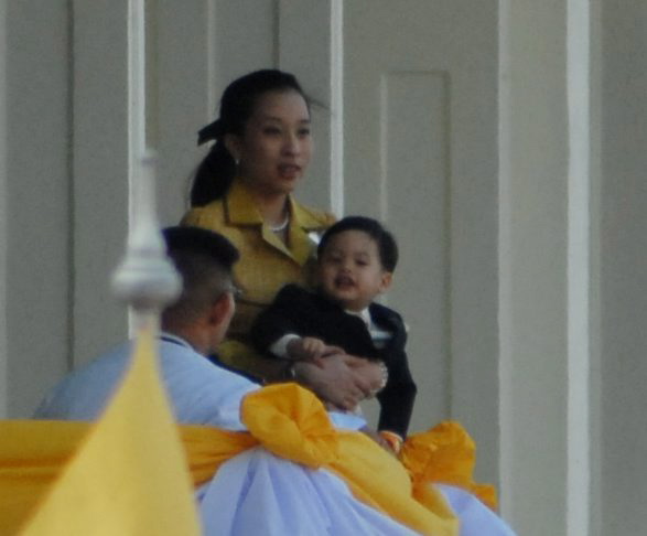 พระเจ้าวรวงศ์เธอ พระองค์เจ้าศรีรัศมิ์ พระวรชายาฯ พร้อมด้วยพระเจ้าหลานเธอ พระองค์เจ้าพัชรกิติยาภา พระเจ้าหลานเธอ พระองค์เจ้าสิริวัณณวรีนารีรัตน์ และพระเจ้าหลานเธอ พระองค์เจ้าทีปังกรรัศมีโชติ เสด็จทอดพระเนตรพยุหยาตราทางชลมารคถวายผ้าพระกฐิน จากท่าวาสุกรีถึงท่าราชนาวิกสภา อาคารราชนาวิกสภา เมื่อวันที่ 5 พย.