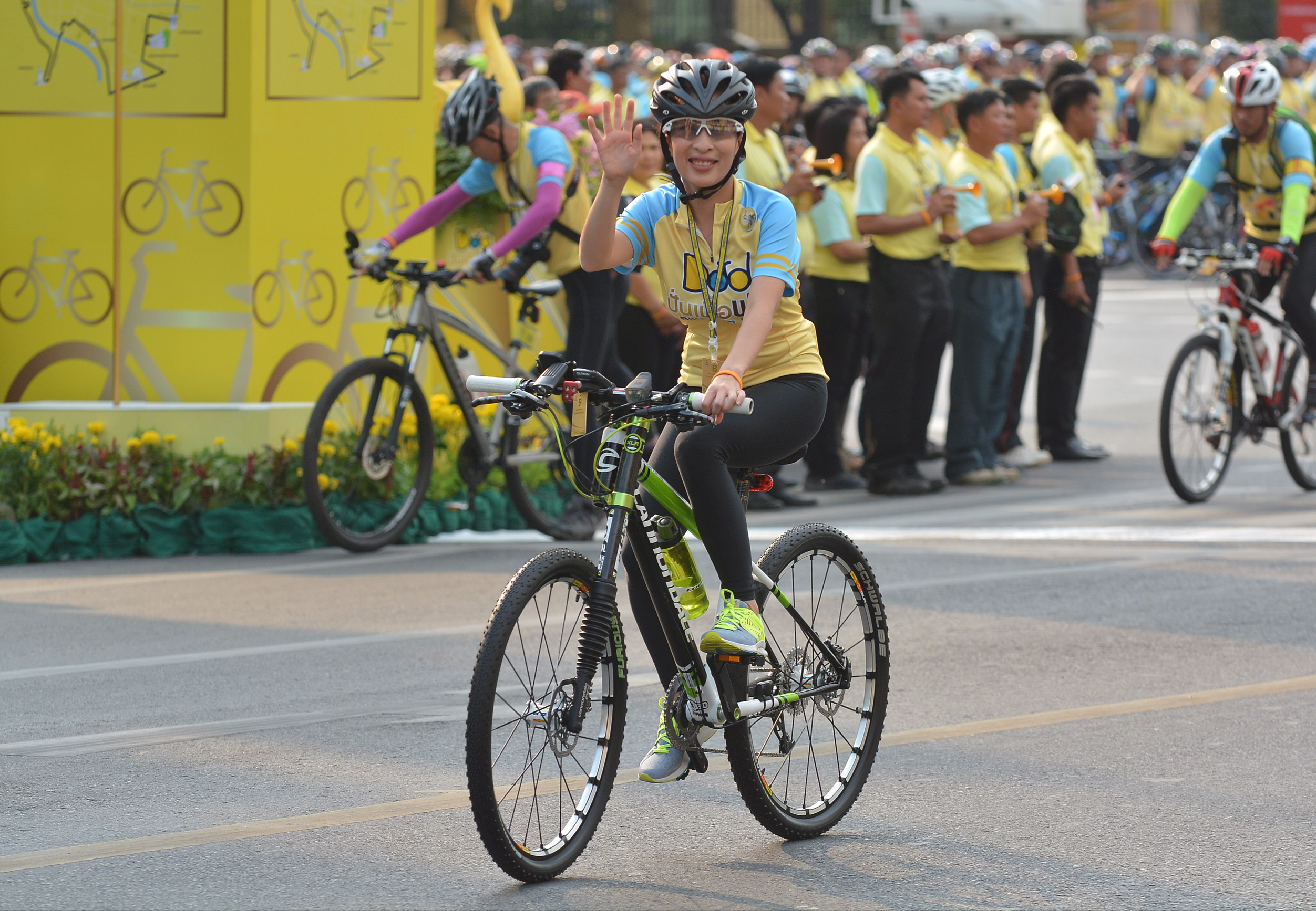 สมเด็จพระบรมโอรสาธิราชฯสยามมกุฎราชกุมาร พร้อมด้วยพระเจ้าหลานเธอ พระองค์เจ้าพัชรกิติยาภา และพระเจ้าหลานเธอ พระองค์เจ้าสิริวัณณวรีรัตน์ ทรงจักรยานพระที่นั่งนำคณะรัฐมนตรี ข้าราชการ และประชาชนในกิจกรรม "ปั่นเพื่อพ่อ Bike For Dad" วันที่ 11 ธันวาคม 2558