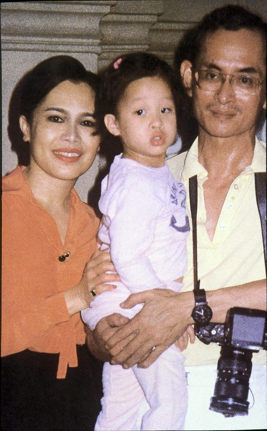 พระบาทสมเด็จพระเจ้าอยู่หัวภูมิพลอดุลยเดชและสมเด็จพระนางเจ้าสิริกิติ์พระบรมราชินีนาถ พระเจ้าหลานเธอพระองค์เจ้าพัชรกิติยาภา *** Local Caption *** ภาพสแกนจากห้องสมุดภาพ