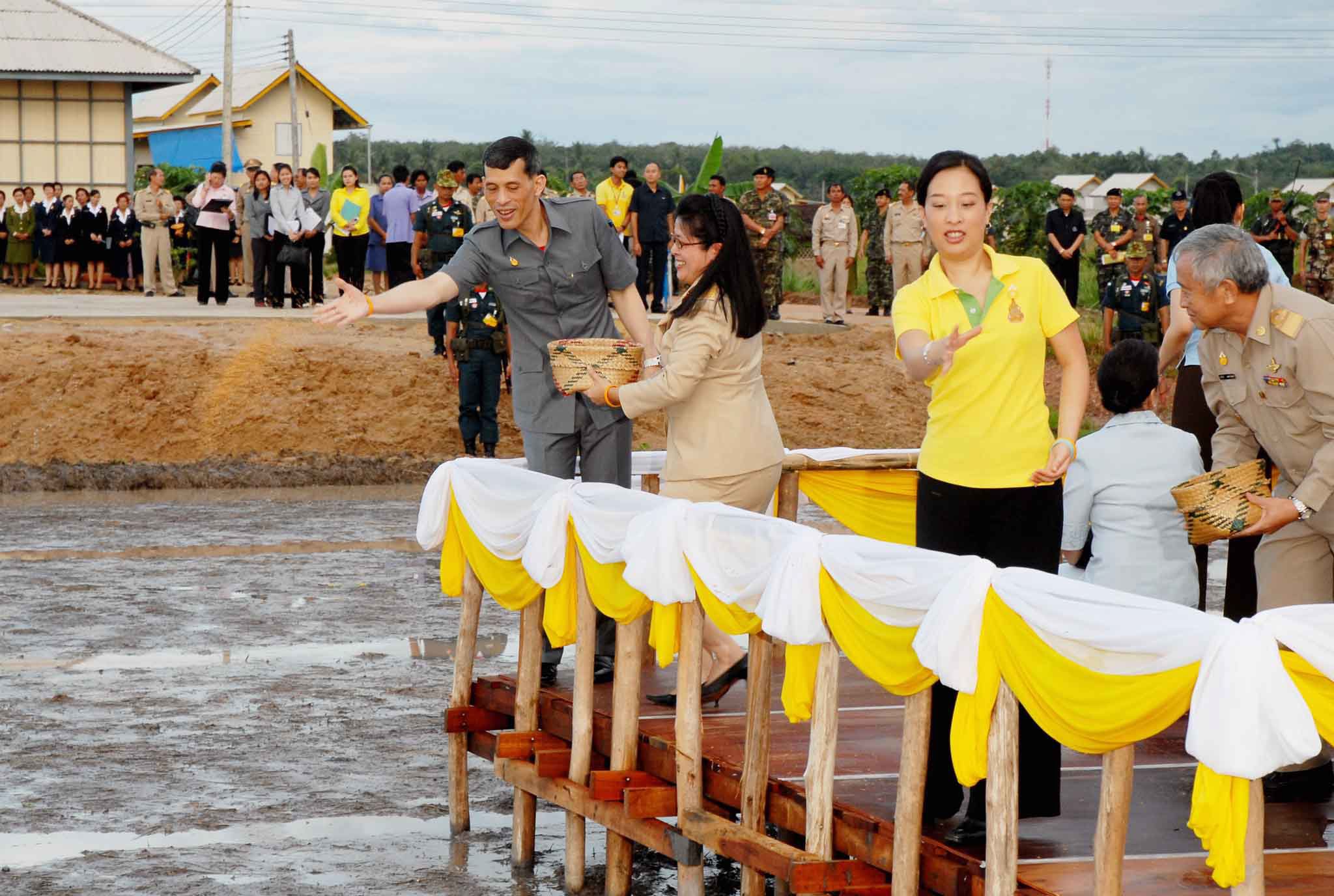 สมเด็จพระบรมโอรสาธิราชฯ สยามมกุฎราชกุมาร เสด็จพระราชดำเนินแทนพระองค์ พร้อมด้วยพระเจ้าวรวงศ์เธอ พระองค์เจ้าศรีรัศมิ์ พระวรชายาฯ และพระเจ้าหลานเธอ พระองค์เจ้าพัชรกิตติยาภา เพื่อทรงเยี่ยมเยียนราษฎร และทอดพระเนตร โครงการหมู่บ้านเศรษฐกิจพอเพียง บ้านรอตันบาตู อ.เมือง จ.นราธิวาส โดยมีคุณหญิงสุดารัตน์ เกยุราพันธุ์ รัฐมนตรีว่าการกระทรวงเกษตรและสหกรณ์ นายประชา เตรัตน์ ผู้ว่าราชการจังหวัดนราธิวาส พร้อมคณะข้าราชการทหารตำรวจและประชาชนจำนวนมากเฝ้าฯรับเสด็จ เมื่อเวลา 16.30 น. *** Local Caption *** สมเด็จพระบรมโอรสาธิราชฯ สยามมกุฎราชกุมาร เสด็จพระราชดำเนินแทนพระองค์ พร้อมด้วยพระเจ้าวรวงศ์เธอ พระองค์เจ้าศรีรัศมิ์ พระวรชายาฯ และพระเจ้าหลานเธอ พระองค์เจ้าพัชรกิตติยาภา เพื่อทรงเยี่ยมเยียนราษฎร และทอดพระเนตร โครงการหมู่บ้านเศรษฐกิจพอเพียง บ้านรอตันบาตู อ.เมือง จ.นราธิวาส โดยมีคุณหญิงสุดารัตน์ เกยุราพันธุ์ รัฐมนตรีว่าการกระทรวงเกษตรและสหกรณ์ นายประชา เตรัตน์ ผู้ว่าราชการจังหวัดนราธิวาส พร้อมคณะข้าราชการทหารตำรวจและประชาชนจำนวนมากเฝ้าฯรับเสด็จ เมื่อเวลา 16.30 น.