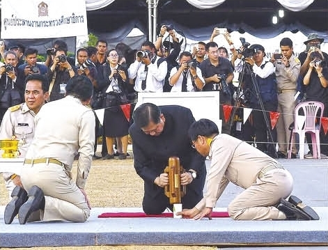 ปักหมุด - พล.อ.ธนะศักดิ์ ปฏิมาประกร รองนายกรัฐมนตรี เป็นประธานในพิธีบวงสรวงและปักหมุดการก่อสร้างพระเมรุมาศ ในงานพระราชพิธีถวายพระเพลิงพระบรมศพพระบาทสมเด็จพระเจ้าอยู่หัวภูมิพลอดุลยเดช ที่สนามหลวง เมื่อวันที่ 26 ธันวาคม