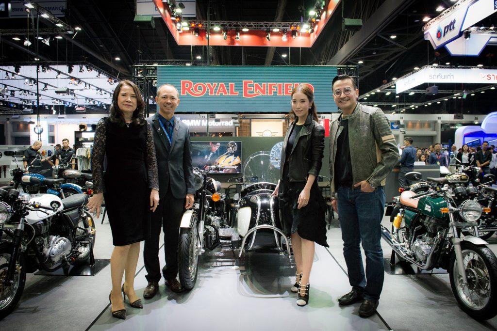 รอยัล เอนฟิลด์ ประเทศไทย ร่วมถ่ายทอดเอกลักษณ์แห่งดีไซน์รถในสมรภูมิรบยุคสงครามโลก เปิดตัวสีใหม่และแนะนำ รอยัล เอนฟิลด์ คัสตอมไบค์ ในมหกรรมยานยนต์ครั้งที่ 33 โดยมี คุณวราทิพย์ เชยศักดิ์ (ที่ 1 จากซ้าย) กรรมการผู้จัดการ บริษัท มอเตอร์ไซเคิล เอ็กซ์โป จำกัด และคุณชลัทชัย ปภัสร์พงษ์ (ที่ 2 จากซ้าย) รองประธานจัดงาน ควบคุมงานด้านปฏิบัติงาน ทั่วไปของงานมหกรรมยานยนต์ ให้เกียรติถ่ายรูปร่วมกับ ม.ล.พลอยนภัส ลีนุตพงษ์ (ที่ 3 จากซ้าย) ประธานกรรมการบริหาร บริษัท เจเนอร์รัล ออโต้ ซัพพลาย จำกัด หรือศูนย์บริการและตัวแทนจำหน่าย รอยัล เอนฟิลด์ ทองหล่อ และนีโน่-เมทนี บุรณศิริ (ที่ 4 จากซ้าย) ณ บูธ รอยัล เอนฟิลด์