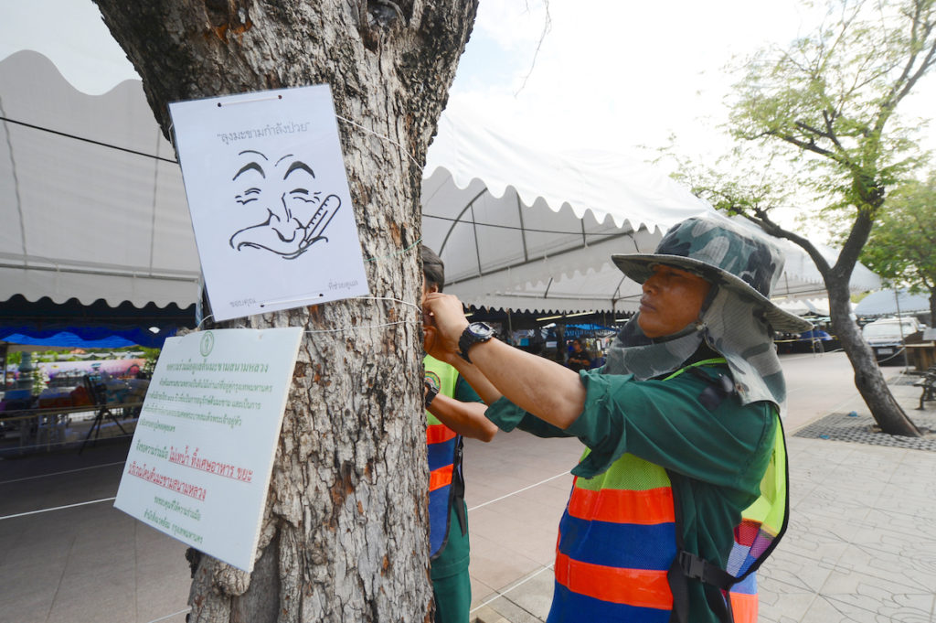 5.      เจ้าหน้าที่กทม. ช่วยกันติดป้าย “ลุงมะขามป่วย” ให้แก่ต้นมะขามอายุร่วม 100 ปีที่อาการสาหัส