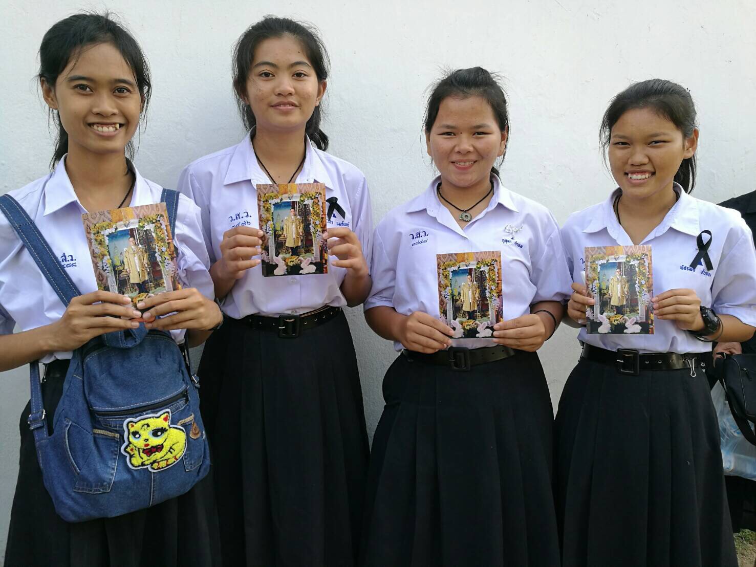 (คนที่ 2 จากซ้าย) นางสาวอภิญญา ภู่กลัด อายุ 16 ปี มาพร้อมเพื่อนนักเรียนโรงเรียนวังสำโรงวังหว้า