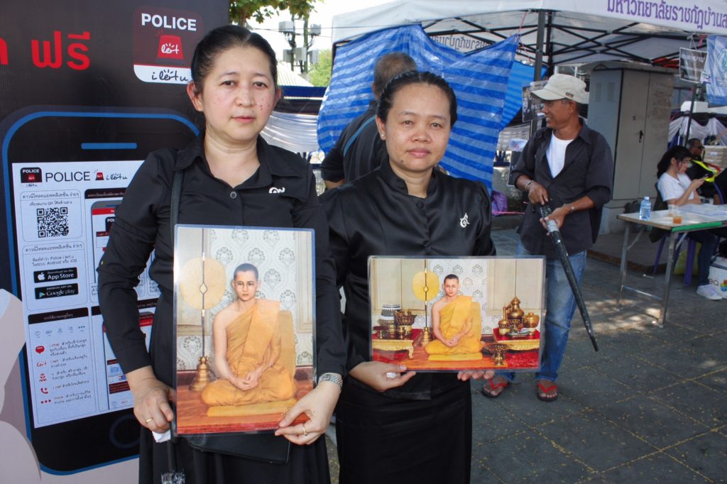 นางสาวปนัดดา รอดเพราะบุญ (ซ้าย)