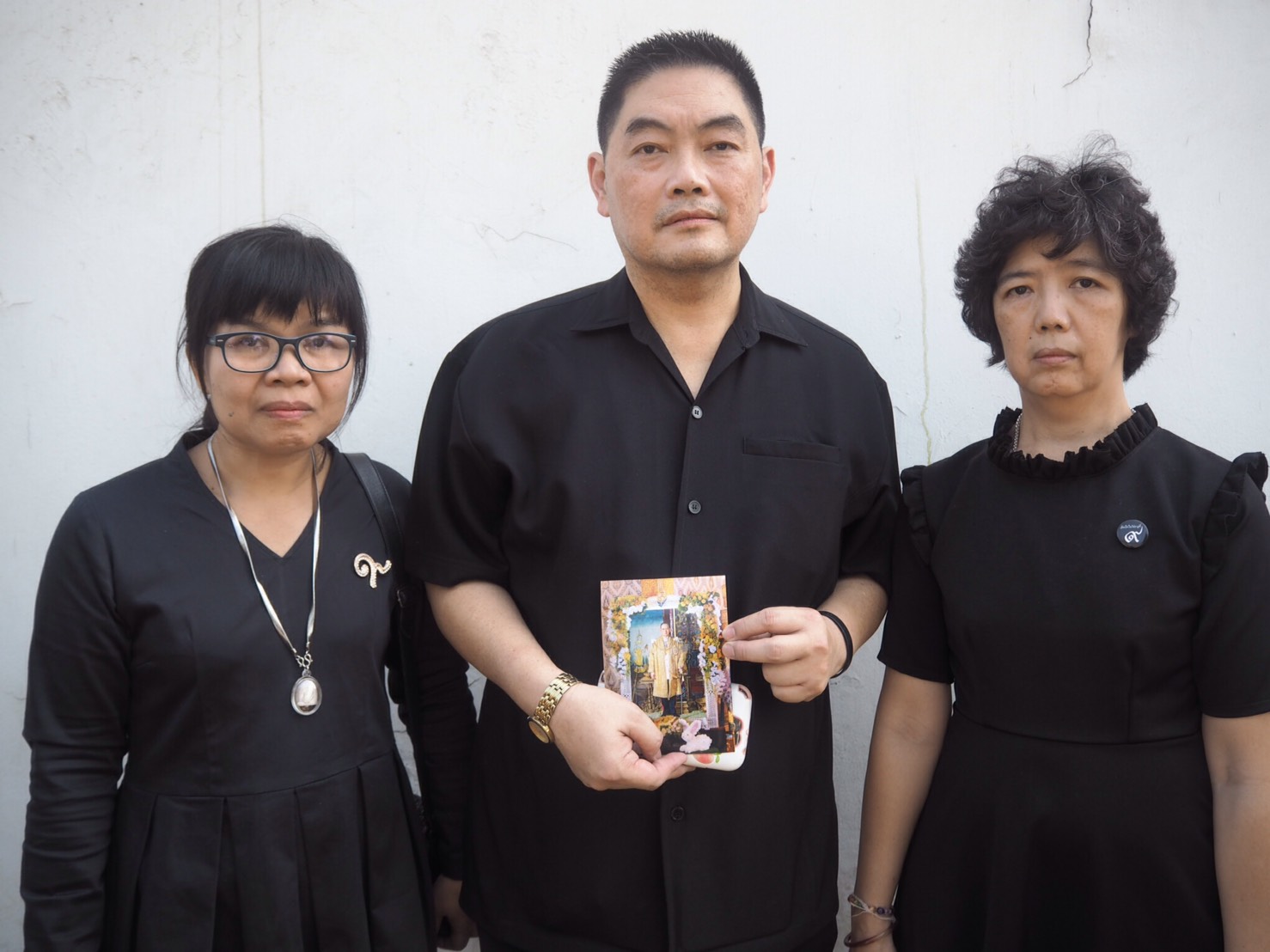 นางธัญลักษณ์ งามวรวุฒิ (ซ้าย) พร้อมกับสามี และน้องสะใภ้
