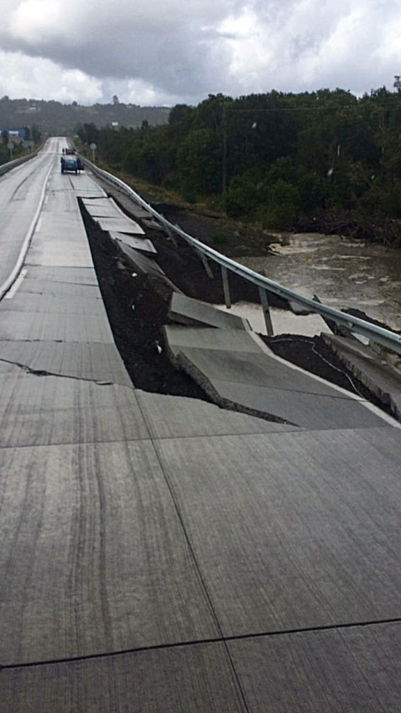 ภาพความเสียของถนน ที่ทาราฮูอิน บนเกาะชิโล ทางตอนใต้ของประเทศชิลี เมื่อวันที่ 25 ธันวาคม หลังเกิดแผ่นดินไหวรุนแรง 7.7 (REUTERS/Alvaro Vidal )