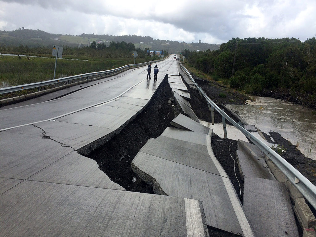 ภาพความเสียของถนน ที่ทาราฮูอิน บนเกาะชิโล ทางตอนใต้ของประเทศชิลี เมื่อวันที่ 25 ธันวาคม หลังเกิดแผ่นดินไหวรุนแรง 7.7 (REUTERS/Alvaro Vidal )