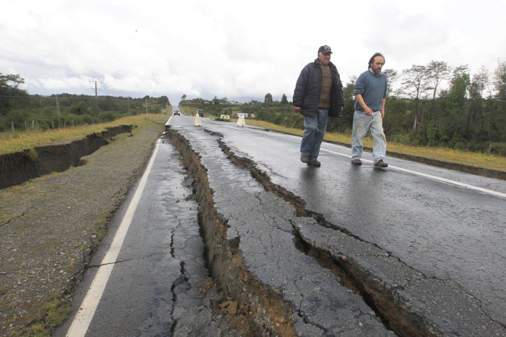 ความเสียหายบนถนนบนเกาะชิโล ประเทศชิลี หลังแผ่นดินไหวรุนแรง เมื่อวันที่ 25 ธันวาคม ( AFP PHOTO / ATON CHILE / ALVARO VIDAL)