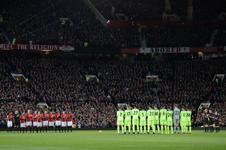 Players observe a minute of applause in honour of former England manager Graham Taylor who died earlier this week, ahead of the English Premier League football match between Manchester United and Liverpool at Old Trafford in Manchester, north west England, on January 15, 2017. / AFP PHOTO / Oli SCARFF / RESTRICTED TO EDITORIAL USE. No use with unauthorized audio, video, data, fixture lists, club/league logos or 'live' services. Online in-match use limited to 75 images, no video emulation. No use in betting, games or single club/league/player publications. /