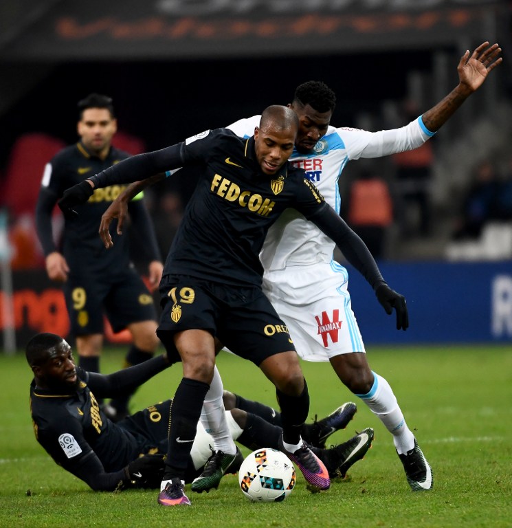 Monaco's defender Djibril Sidibe (L) vies with Olympique de Marseille's French midfielder Andre-Frank Zambo Anguissa (R) during the French L1 football match Marseille vs Monaco on January 15, 2017 at the Velodrome stadium in Marseille, southern France. / AFP PHOTO / ANNE-CHRISTINE POUJOULAT