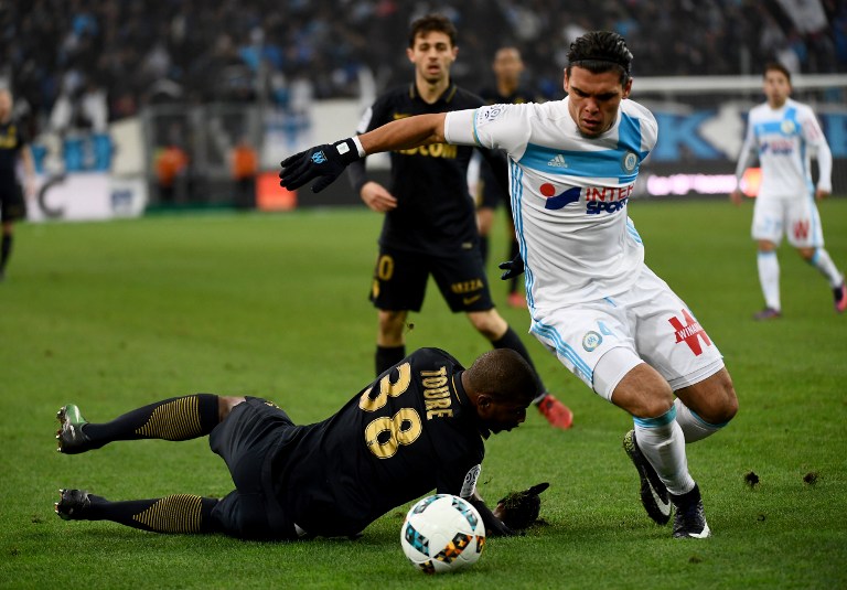 Monaco's defender Almamy Toure (L) vies with Olympique de Marseille's Dutch defender Karim Rekik (R) during the French L1 football match Marseille vs Monaco on January 15, 2017 at the Velodrome stadium in Marseille, southern France. / AFP PHOTO / ANNE-CHRISTINE POUJOULAT
