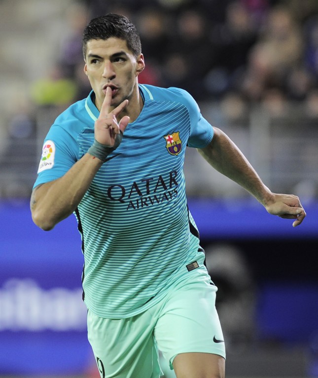 Barcelona's Uruguayan forward Luis Suarez celebrates after scoring his team's third goal during the Spanish league football match SD Eibar vs FC Barcelona at the Ipurua stadium in Eibar on January 22, 2017. / AFP PHOTO / ANDER GILLENEA