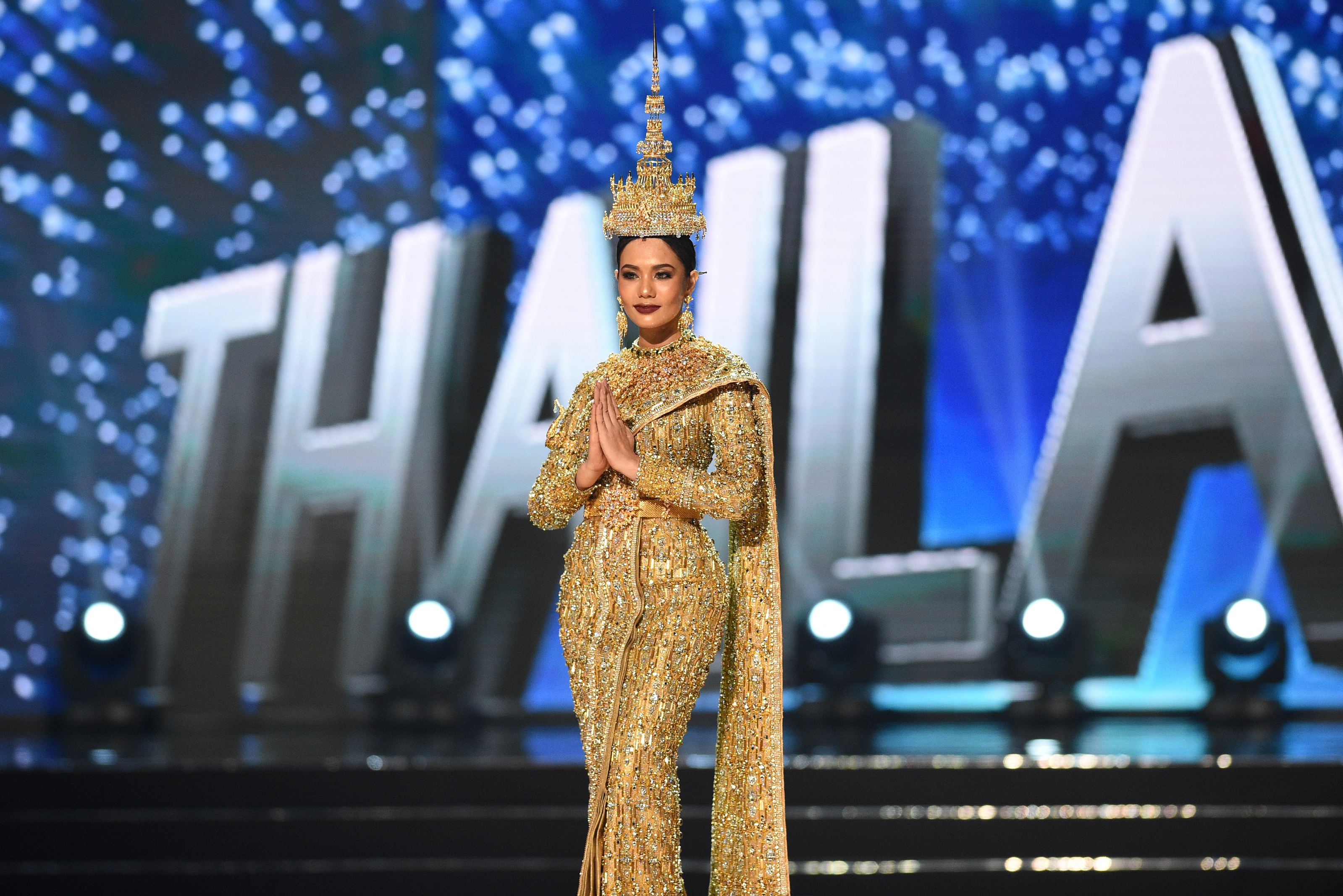 This photo taken on January 26, 2017 shows Miss Universe contestant Chalita Suansane of Thailand during the national costume presentation in the preliminary competition of the Miss Universe pageant at the Mall of Asia arena in Manila. The Miss Universe beauty pageant coronation will take place on January 30. / AFP PHOTO / TED ALJIBE