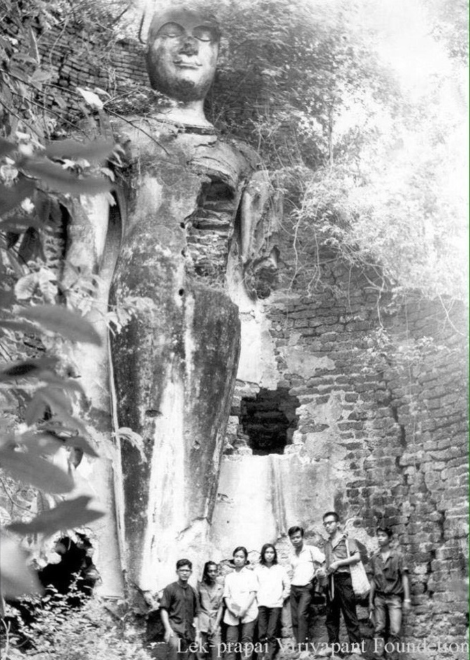 การสำรวจวัดพระสี่อิริยาบถ กำแพงเพชร ในยุคแรกๆ โดยศรีศักร วัลลิโภดม พิสิฐ เจริญวงศ์ สุจิตต์ วงษ์เทศ และจิระเดช ไวยโกสิทธิ์ หรือ ขุนเดช ในเรื่องสั้นชื่อดังที่ถูกนำมาสร้างเป็นละครหลายครั้ง (ภาพจากมูลนิธิเล็ก-ประไพ วิริยะพันธุ์)