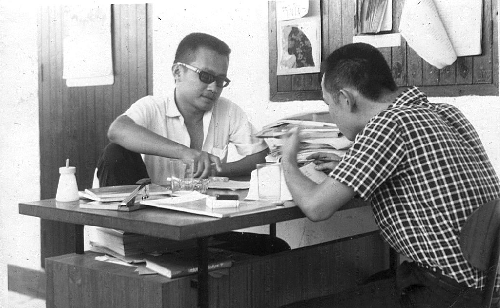 "สองกุมารสยาม" สุจิตต์ วงษ์เทศ และขรรค์ชัย บุนปาน (หันหลัง) 