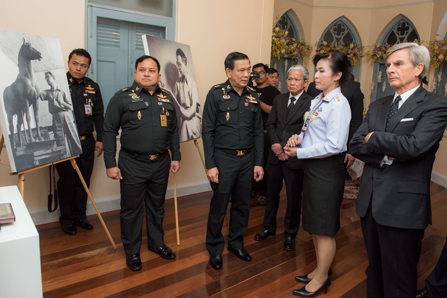  พล.ต.ฉมาวิทย์ สาตรรอด ผอ.สนง.ตรวจสอบภายในทหารบก, พล.อ.สมศักดิ์ นิลบรรเจิดกุล ผช.ผบ.ทบ, ผช.ศ.ชัยชาญ ถาวรเวช อธิการบดี ม.ศิลปากร และฟรานเชสโค ซาเวริโอ นิสิโอ เอกอัครราชทูตอิตาลีประจำประเทศไทย ร่วมชมบ้านอาจารย์ฝรั่ง 