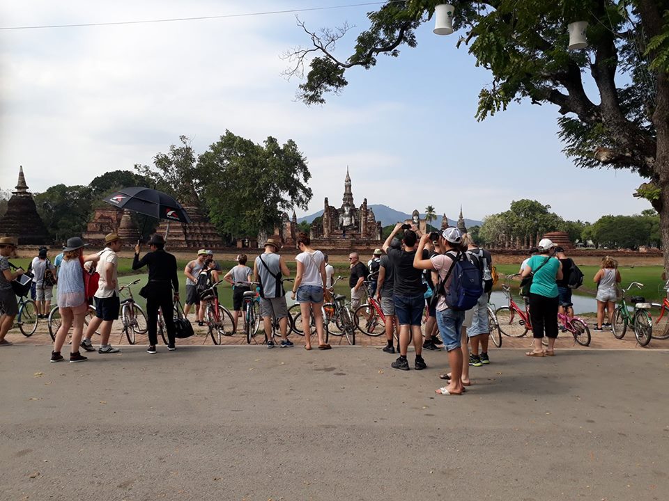 บรรยากาศการท่องเที่ยวแบบโลว์คาร์บอน ซึ่งอุทยานฯสุโขทัยเริ่มดำเนินการอย่างจริงจังแล้ว (ภาพจากเฟซบุ๊กอุทยานประวัติศาสตร์สุโขทัย)