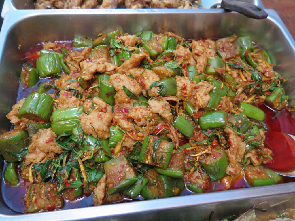ผัดเผ็ดลูกชิ้นปลากรายใส่มะเขือยาว
