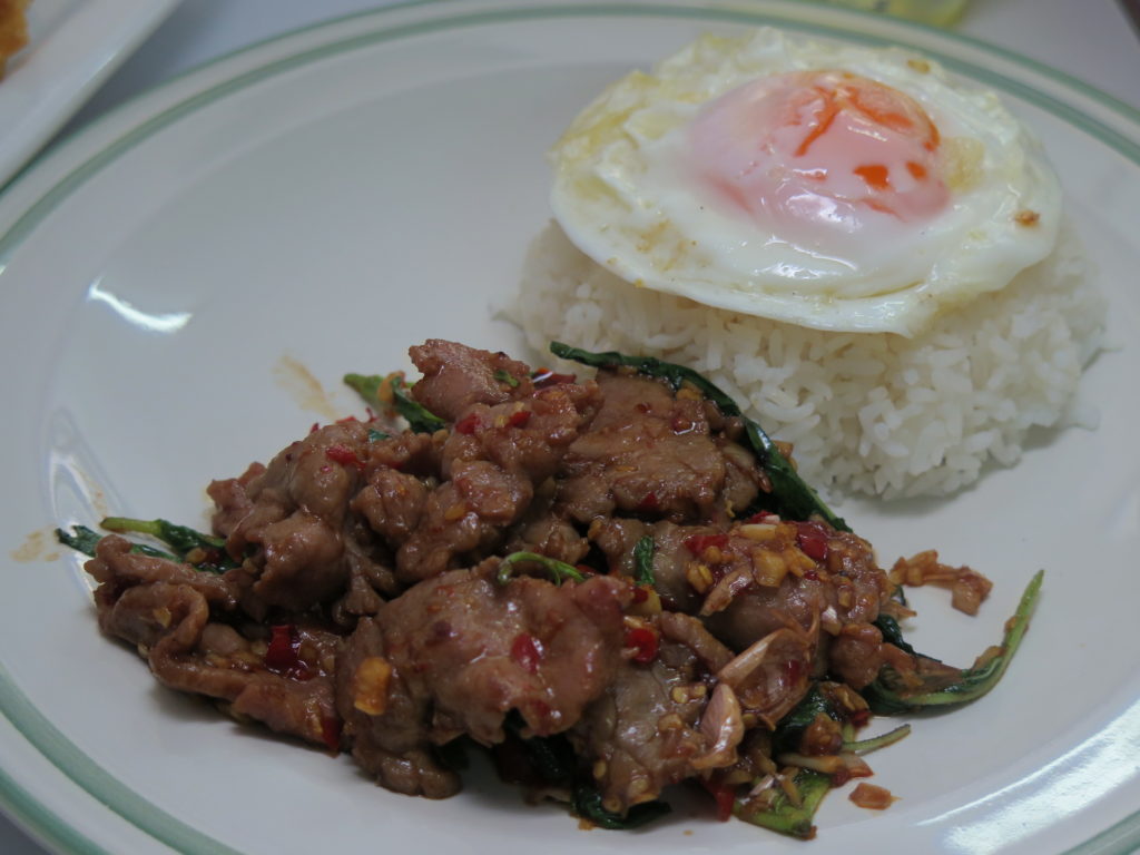09Chongchang กะเพราเนื้อราดข้าวกับไข่ดาว