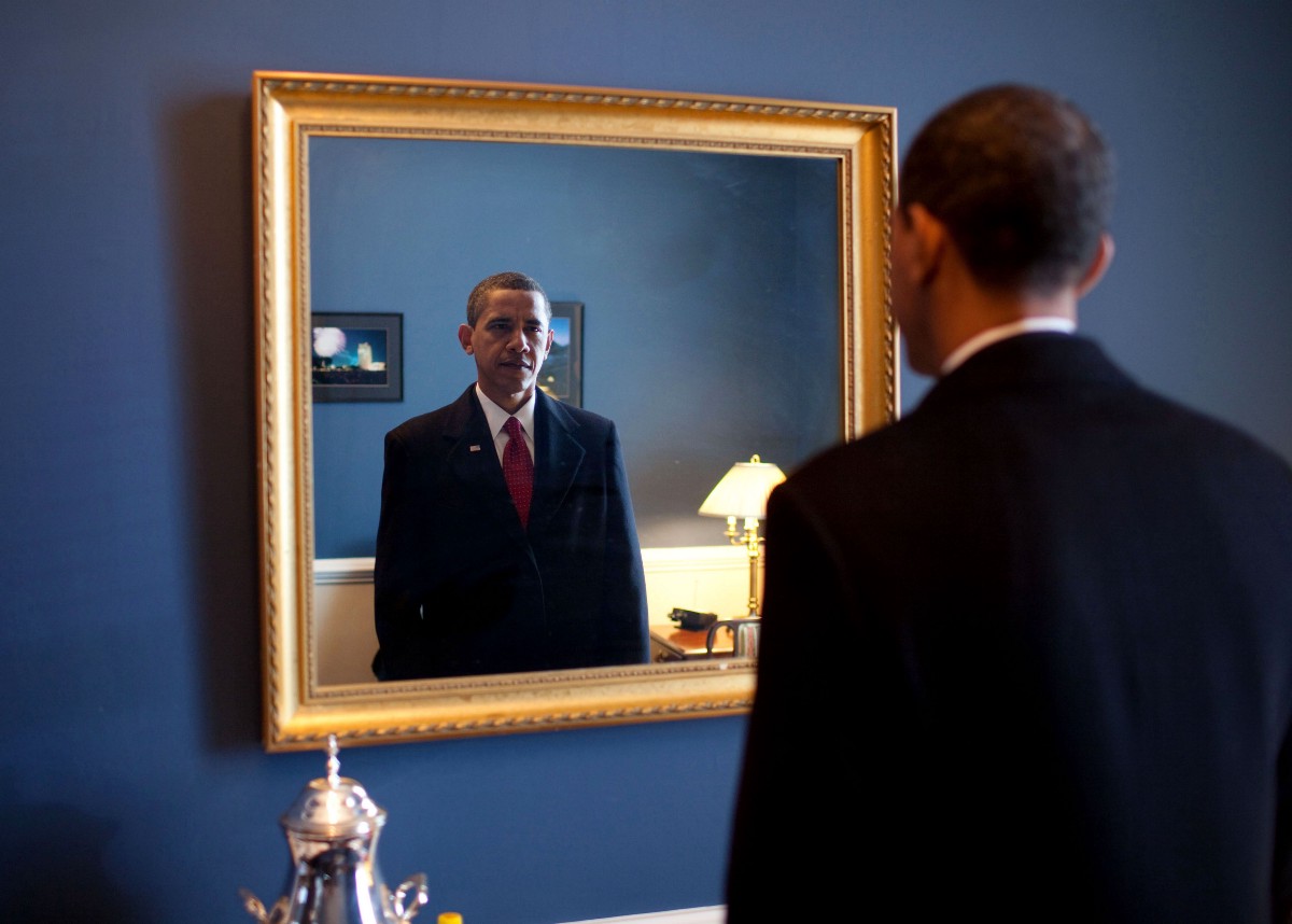 ภาพที่พีท ซูซา ช่างภาพประจำทำเนียบขาวถ่ายไว้ในช่วงเวลาก่อนที่บารัค โอบามาจะสาบานตนเข้ารับตำแหน่งประธานาธิบดีสหรัฐ / Official White House Photo by Pete Souza