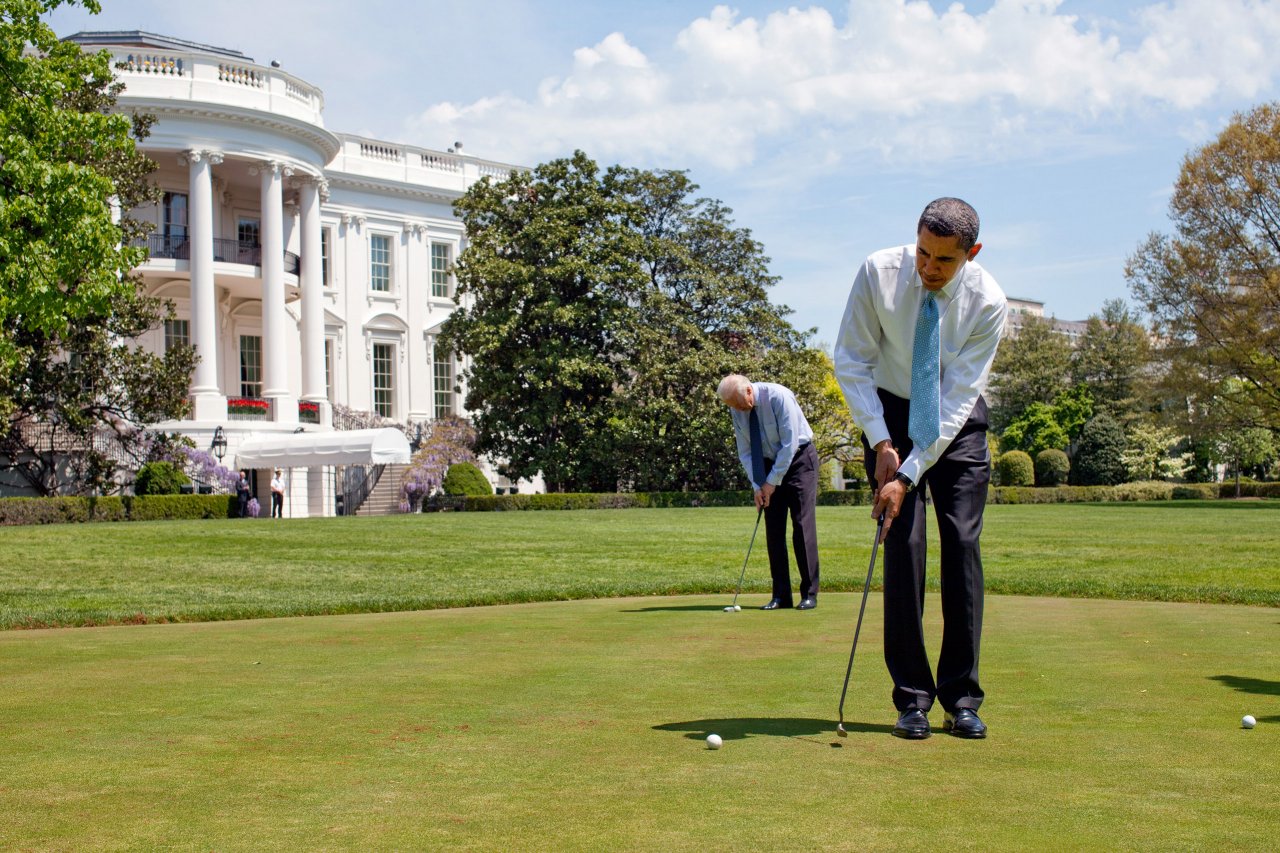 โอบามาและรองประธานาธิบดีโจ ไบเดน ฝึกซ้อมพัตกอล์ฟ บนกรีนของสนามหญ้าในทำเนียบขาว / Official White House Photo by Pete Souza