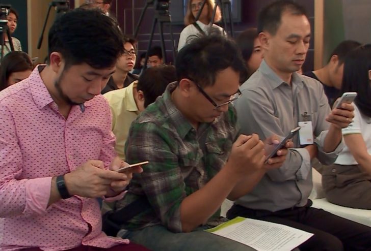 ใช้งานโทรศัพท์มือถือ